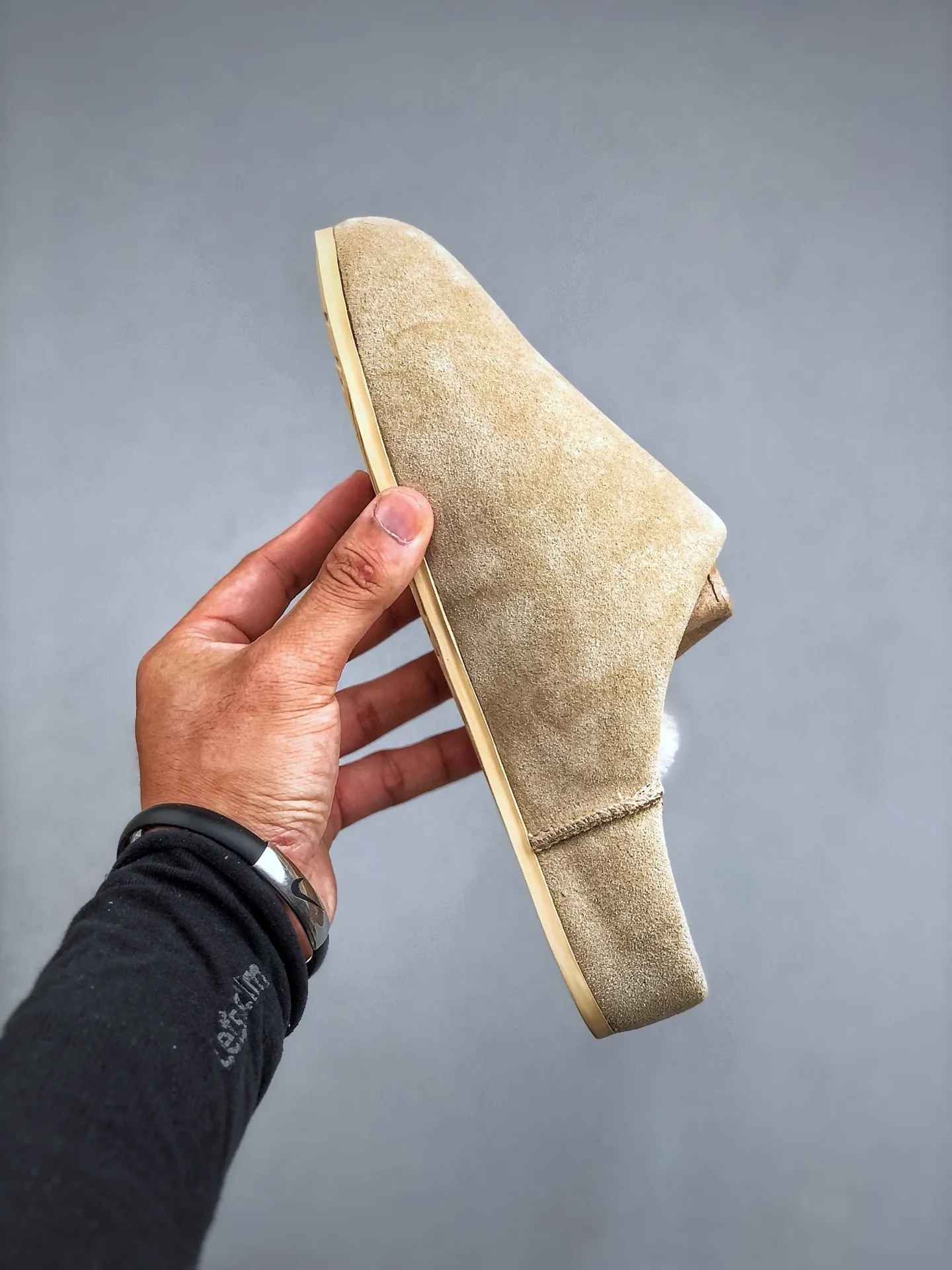 Local pick-up💰560 supports store placement. The top version of ugg on the market. 25 new models. UGG Classic Micro. Classic super mini. Classic boot type with lower cut design. Easy to match at home and out. Produced by a large foreign trade factory in Guangzhou. Toe to insole. Genuine sheep fur integrated. Independent outer box packaging. Chip with waterproof technology. Different from any version on the market. Independently developed original outsole and cashmere insole to keep you warm in winter and suitable for home use. In recent years, uug has launched a style series that is partially geared towards the preferences of young consumers and has also moved to the forefront of fashion trends. Shoe body material Water-repellent coated suede upper 17 mm UGGPURE™ implanted wool insole Lightweight non-slip and comfortable rubber outsole With brand LOGO trademark Comes with a full set of packaging Size: 35-40